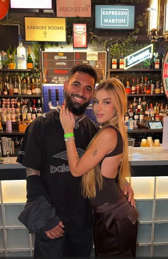 开云下载-💕埃杜19岁女儿与27岁道格拉斯·路易斯公开恋情，社媒甜蜜互动